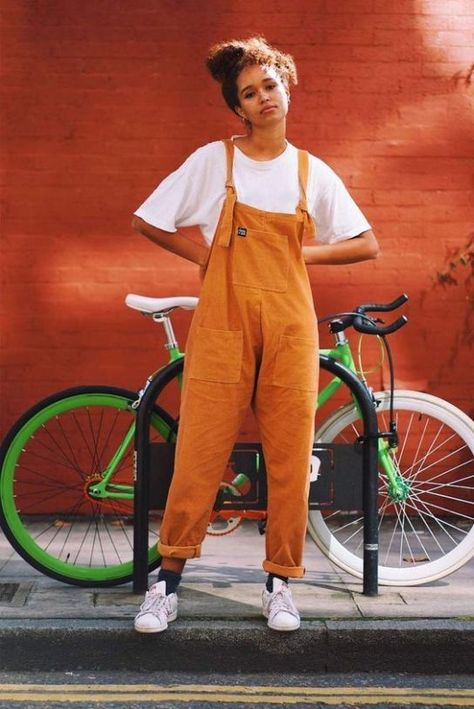 These are bold and bright dungaree overalls! #overalls #dungarees #jeans #denim Cute Dungarees, Robes Vintage, Look Retro, Mode Inspo, Mode Vintage, Look Casual, Looks Style, Mode Inspiration, Dungarees