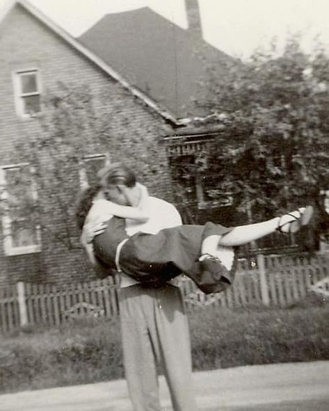 Old Fashioned Love, Vintage Couples, Vintage Romance, Foto Vintage, Old Love, Jolie Photo, Vintage Pictures, Hopeless Romantic, Vintage Love