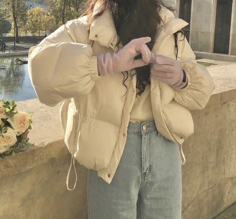 puffer jacket style inspo Puffy Outfit Winter, Cute Winter Outfits Puffy Jacket, Aesthetic Puffy Jacket, Pastel Puffer Jacket, Aesthetic Coats & Jackets, Outfit Ideas Puffer Jacket, White Puffer Jacket Outfit Aesthetic, Cute Puffy Jacket, Puff Jackets Women Outfit