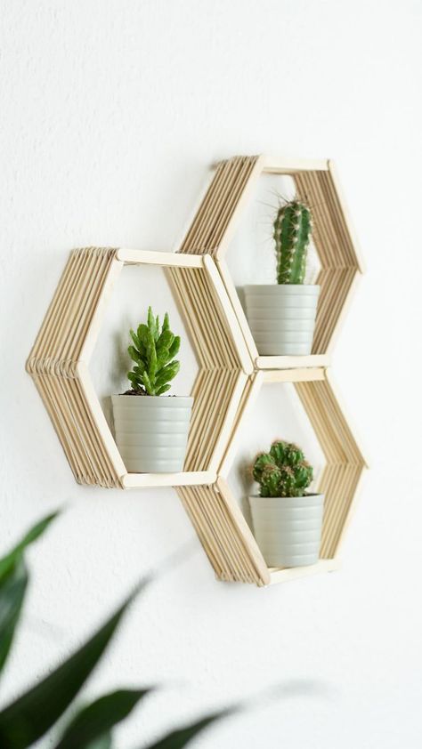 DIY Waben Wandregal aus Eisstäbchen basteln #DIY #diy #crafts #ideas Basement Refinishing, Diy Honeycomb, Hiasan Bilik Tidur, Diy Tumblr, Diy Decoracion, Honeycomb Shape, Desain Quilling, Ice Cream Stick, Diy Wall Shelves