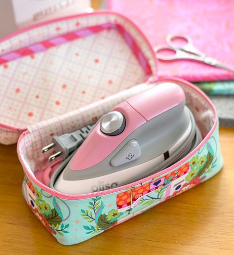 This Case is Perfect for a Mini Iron and Much More - Quilting Digest Mini Project, Mini Iron, Small Sewing Projects, Bag Patterns To Sew, English Paper Piecing, Sewing Gifts, Sewing Tools, Quilted Bag, Sewing Accessories