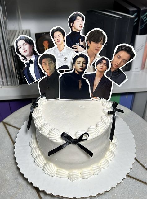 Twice Cake Ideas, K Pop Cake Ideas, Kpop Birthday Ideas, Kpop Bday Cake, Kpop Party Ideas, Bts Cake Birthday Ideas, Jungkook Cake Ideas, Jungkook Cake, Bts Birthday Cake