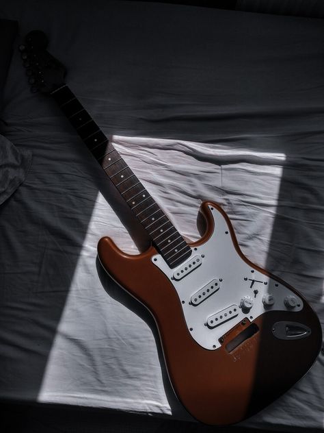 Ramirez Aesthetic, Electric Guitar Photography, Brown Electric Guitar, Aesthetic Rock, Brown Icons, Film Class, Yamaguchi Tadashi, Guitar Obsession, Guitar Photography