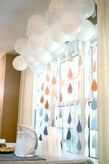 What a nice idea to decorate your living room for a party. love the combination of the white balloons and the strings with the pearl colored drops. Fiesta Shower, Pretty Balloons, Balloon Clouds, Sprinkle Shower, Boy Baby Shower Ideas, Sprinkle Baby Shower, Fiesta Baby Shower, Baby Shower Decor, Baby Sprinkle