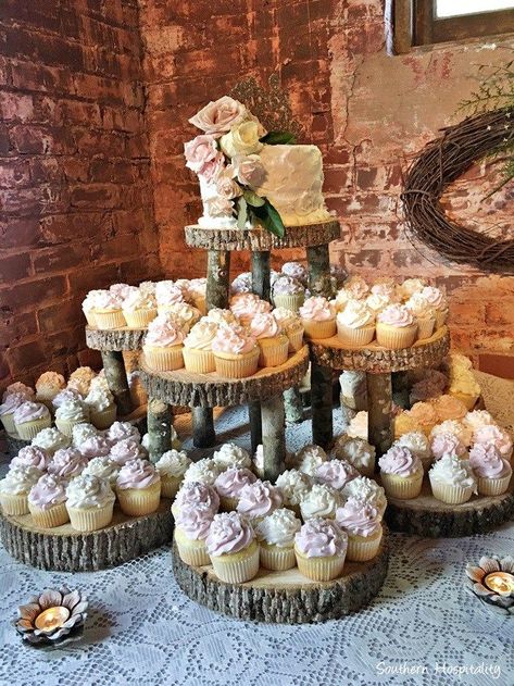 Diy Wedding Desserts, Fall Backyard, Wedding Backyard Reception, Budget Bride, Wedding Reception Ideas, Country Barn Weddings, Wedding Planning On A Budget, Fall Wedding Decorations, Wedding Cupcakes