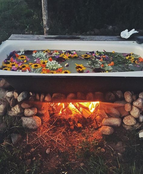 Outdoor Bathtub, Outdoor Tub, Outdoor Baths, Outdoor Bath, Flower Bath, Outdoor Bathrooms, Witchy Things, Deep Relaxation, Outdoor Shower