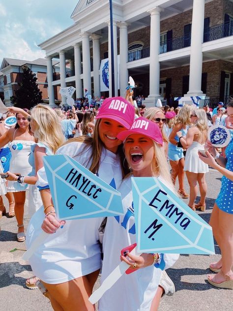 Preppy Sorority, Recruitment Themes, Sorority Ideas, Preppy College, Go Best Friend, College Sorority, Sorority Bid Day, Bid Day Themes, American Teen