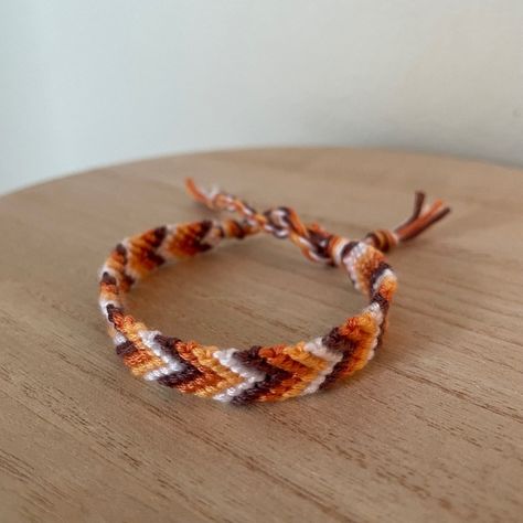 A Handmade Bracelet Or Anklet Woven With Shades Of White, Orange, And Brown Colors. A Friendship Or Statement Bracelet Perfect For This Summer! Approx. 9 Inches/ 30 Centimeters Long. 10 Woven Bracelets For $25. Yarn Friendship Bracelets, String Friendship Bracelets, Patterns For Kids, Diy Bracelets With String, String Bracelet Patterns, Friendship Bracelets Easy, Friendship Bracelet Patterns Easy, Yarn Bracelets, Homemade Bracelets