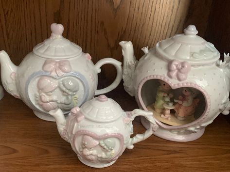 Precious Moments Dolls, Precious Moments Figurines, Teapots And Cups, Cute Kitchen, Ceramics Ideas Pottery, Cute Room Decor, Cute Little Things, Dream House Decor, Cute Crafts