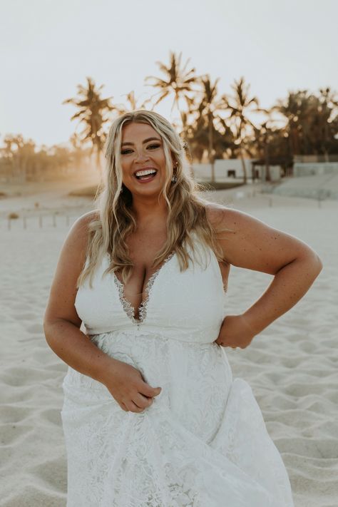 Curvy Bride Wedding Dress, Plus Size Beach Wedding Dress, Fitted Lace Wedding Dress, Blogger Outfit Inspiration, Plus Size Beach, Boho Beach Wedding, Curvy Bride, Destination Wedding Inspiration, Boho Wedding Dress Lace