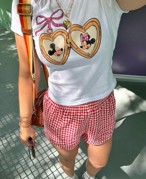 Disney Princess Park Outfit, Vintage Disney Merch, Disneyland Aesthetic Outfit Summer, Aesthetic Disney Outfits Summer, Disneyland Outfits Cold, Vintage Disney Outfit Aesthetic, Disney Clothes Aesthetic, Up Disney Outfit, Cute Disney Picture Ideas