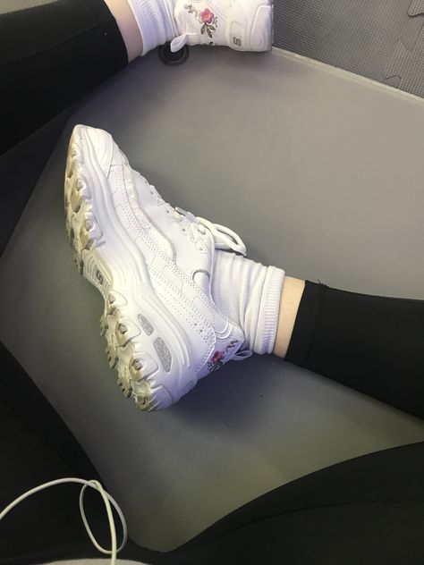 Skechers d’lites floral Skechers D Lites Outfit, Sketchers Dlites Outfit, Skechers Outfit, Skechers White Sneakers, 2000s Skechers, White Skechers Dlites, Skechers D Lites, Yeezy Fashion, Looks Kylie Jenner