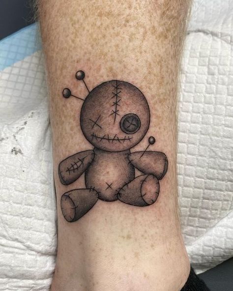 Ali J | Tattoo Artist on Instagram: "Little voodoo doll from my Halloween flash. Thanks Matt! . . . . #voodoodoll #voodoo #pin #witchyvibes #halloween2021 #halloween #tattooideas #tattooflash #flashtattoo #tattooart #tattooinspo #tattoolovers #tattoolife #legtattoo #illustrativetattoo #illustration #cutetattoo #perth #perthart #darkart #darkartist #perthtattoo #perthtattooartist" Voodoo Doll Drawing Easy, Voo Doo Doll Drawing, Creepy Doll Tattoo Ideas, Scary Teddy Bear Tattoo, New Orleans Tattoo Ideas Voodoo, Small Voodoo Doll Tattoo, Cartoon Grim Reaper Tattoo, Voodoo Doll Tattoo Drawing, Voodoo Doll Tattoo Design