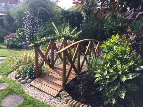 Home Bridge Ideas, Bridge In Garden Ideas, Outdoor Bridges Backyards, Garden Bridges Backyard, Garden Bridge Ideas, Mini Bridge Garden Ideas, Diy Small Bridge For Garden, Small Wooden Bridge Garden, Cedar Garden Bridge