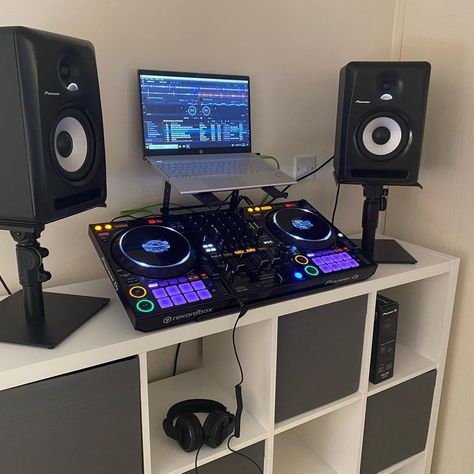 Dj Room Ideas Dj Setup, Basement Dj Setup, Apartment Dj Setup, Dj Room Ideas Man Cave, Mini Dj Setup, Dj Equipment Setup Home, Beginner Dj Setup, Garage Dj Studio, At Home Dj Setup