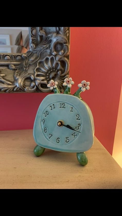 Pottery Lessons, Pottery Lamp, Cool Clocks, Paper Mache Art, Diy Wall Art Decor, Diy Ceramic, Hand Painted Pottery, Cement Crafts, Clock Art