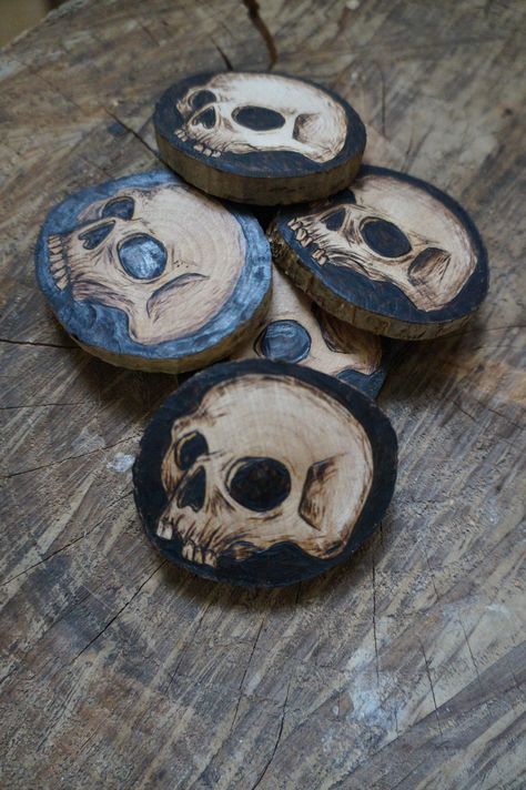 Skull art, wooden handmade skull decoration Easy Woodburning Ideas Diy Gifts, Halloween Wood Burning, Tree Slices Ideas Diy Projects, Kennel Topper, Wood Burning Ideas, Pyrography Ideas, Woodburning Ideas, Pyrography Designs, Engraving Projects