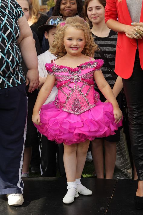 Alana was so popular in Toddlers & Tiaras that she landed herself her own show Honey Boo Boo Mom, Boo Halloween Costume, Orange Dress Wedding, Pageant Mom, Boo Costume, Pagent Dresses, Toddlers And Tiaras, Mama June, Honey Boo Boo