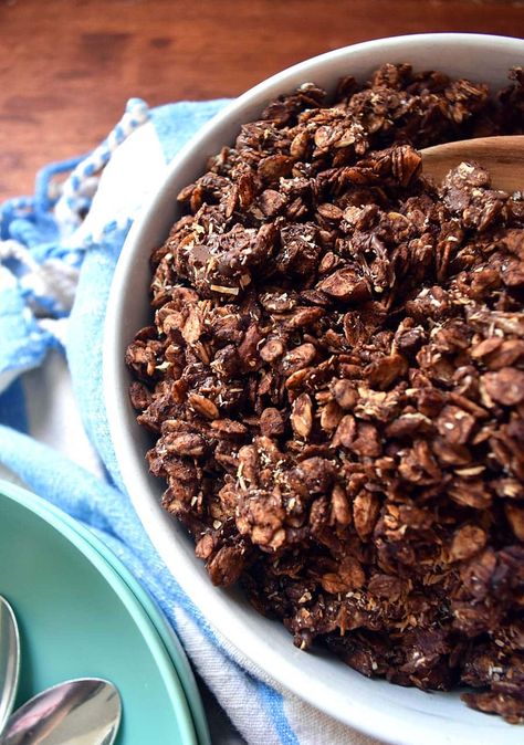 The perfect blend of sweet chocolate, sea salt, and crunchy oats in this delicious homemade chocolate granola! A super fast and easy homemade granola recipe! Homemade Chocolate Granola, Crunchy Oats, Chocolate Granola Recipe, Homemade Granola Recipe, Easy Homemade Granola, Protein Granola, Granola Recipe Homemade, Baked Granola, Chocolate Granola