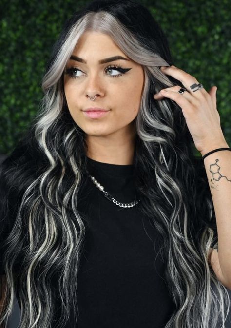 Perimeter Hair Color, Black Hair With Blonde Highlights, Black And Grey Hair, Black And White Hair, Hair Color Underneath, Cute Hair Colors, Jet Black Hair, Black Hair With Highlights, Dyed Hair Inspiration