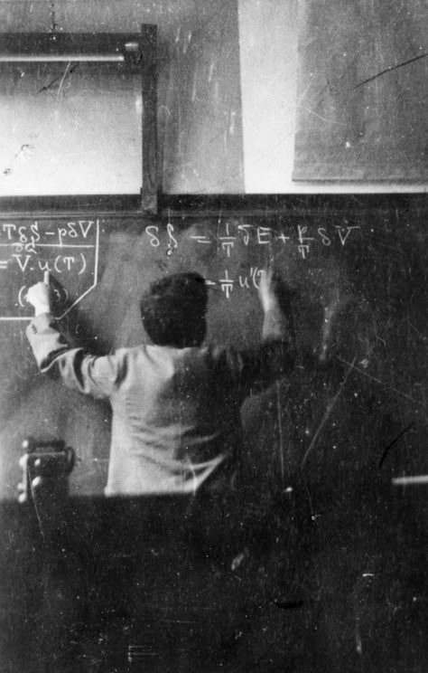 Paul Ehrenfest Blackboard Aesthetic, Physicist Aesthetic, Physics Wallpaper, Physics Aesthetic, University Lectures, Math And Physics, Physics Lab, Chaotic Academia, Physics And Mathematics