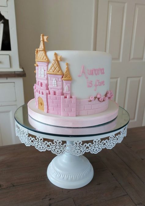 Simple Princess Castle Cake, Tiered Princess Cake, One Tier Princess Cake, Cake Castle Princess, Princes Cake Ideas, Castle Birthday Cakes Princess, Cinderella Castle Birthday Cake, Princess Castle Cake Ideas, Castle Princess Cake