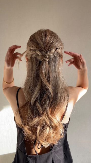 Interview Hairstyles Medium, Interview Hairstyles, Half Bun Hairstyles, Preppy Hairstyles, Braided Half Updo, Chic Haircut, Half Updo Hairstyles, Concert Hairstyles, Heatless Hairstyles