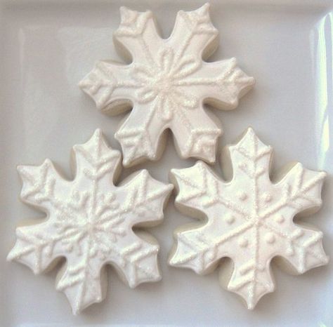 White Snowflakes | www.facebook.com/sugarsanctuary | Beka | Flickr Snowflake Christmas Cookies, Snowflake Sugar Cookies, Snowflake Sugar, Diy Christmas Snowflakes, Christmas Sugar Cookies Decorated, Christmas Snowflakes Decorations, Iced Sugar Cookies, Snowflake Cookies, Winter Cookie