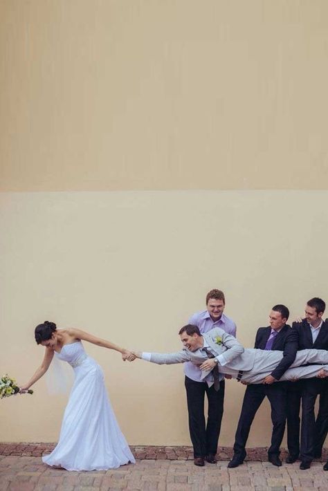 Pose Foto Pernikahan, Groomsmen Wedding Photos, Funny Wedding Pictures, Bridal Parties Pictures, Bridesmaid Funny, Wedding Portrait Poses, Funny Wedding Photos, Wedding Picture Poses, 사진 촬영 포즈