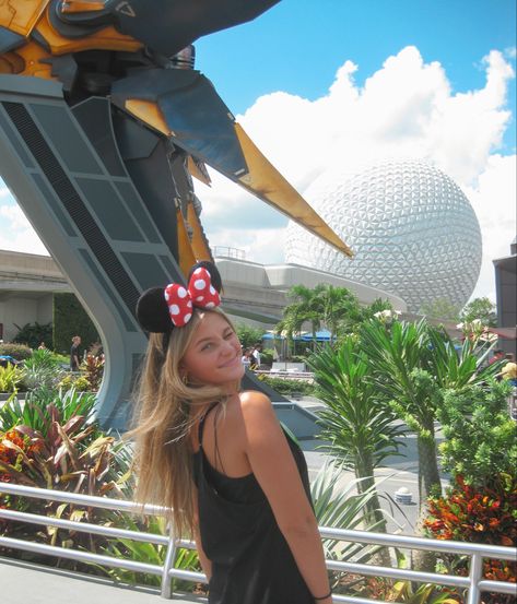 Disney Vacation Pictures, Disney Inspired Pictures, Disney Picture Inspiration, Universal Aesthetic Pictures, Epcot Instagram Pictures, Pictures To Take At Disney World, Disneyworld Picture Ideas, Disney Selfies Ideas, Cute Disney Picture Ideas