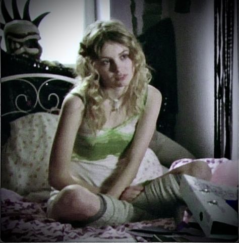 Cassie Skins, Hannah Murray, Skin Aesthetics, Skins Uk, I Love Cinema, Manado, On The Floor, Movie Characters, Series Movies