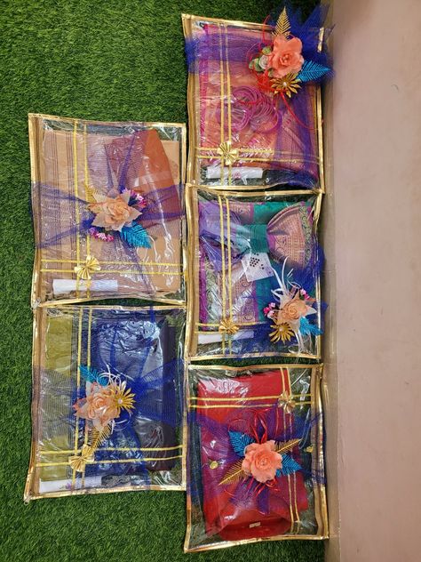 Trousseau packing Saari Packing Ideas For Wedding, Weeding Tray Decoration, Wedding Saree Packing Decoration, Tilak Ceremony Gift Packing, Weeding Packing Idea, Saree Wrapping Ideas For Gift, Wedding Clothes Packing Ideas, Saree Trousseau Packing, Engagement Gifts Packing Ideas