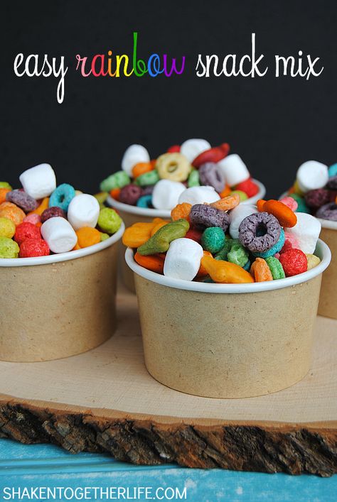 Make a fun snack mix with assorted rainbow colored tasty treats! This easy colorful Rainbow Snack Mix is perfect for St. Patrick's Day! Sandwich Buffet, Classroom Snacks, Rainbow Snacks, Rainbow Treats, Sandwich Bar, Preschool Snacks, Snack Mix Recipes, Kids Treat, Rainbow Food