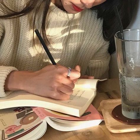 Back To University, Drømme Liv, Lev Livet, Korean Aesthetic, A Pen, Studying Inspo, Beige Aesthetic, Study Hard, School Motivation