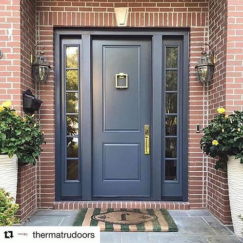 Brick House Front Door Colors, Entry Door Colors, Brick House Colors, Pintu Interior, Exterior Door Colors, Front Door Inspiration, Traditional Front Doors, Best Front Doors, Beautiful Front Doors