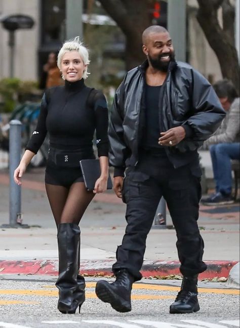 Kanye West Style Outfits, Kanye West Outfits, Kanye Fashion, Kanye West Yeezus, Kanye West Style, Black Fur Coat, Beach Humor, Rolled Up Jeans, Black Outfits