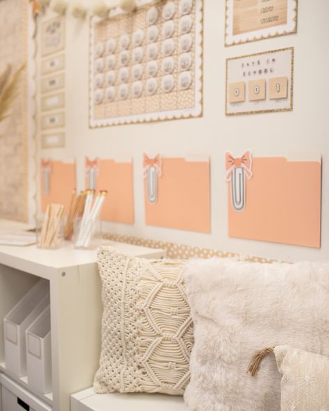 Aesthetic Classroom Ideas, Boho Bulletin Board Ideas, Boho Classroom Decor Ideas, Cozy Classroom Decor, Teacher Desk Area, Teacher Desk Areas, Aesthetic Classroom, Cozy Classroom, Teacher Desk Organization