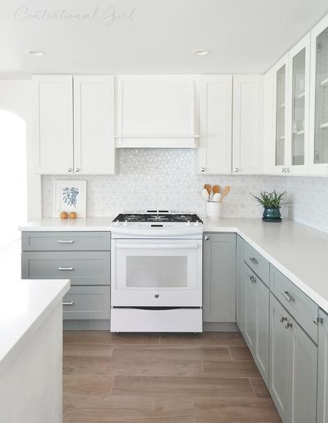 Minimalistic Kitchen, Light Grey Kitchen Cabinets, Model Dapur, Light Grey Kitchens, Two Tone Kitchen Cabinets, Gray And White Kitchen, Best Kitchen Cabinets, Kabinet Dapur, Dining Inspiration