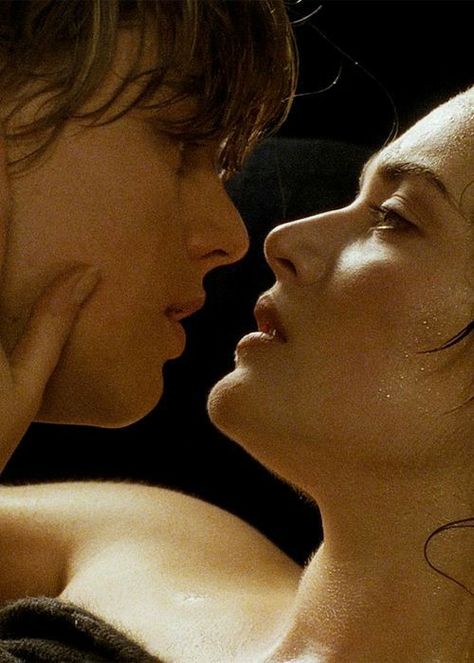 Romantic Kiss Gif, Leo And Kate, Titanic History, Car Scene, Beau Film, Jack Rose, Leonardo Dicaprio 90s, Young Leonardo Dicaprio, Titanic Movie