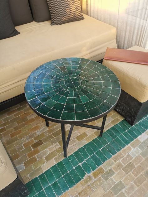 Green Round Table, Rattan Furniture Decor, Green Coffee Table, Dark Green Bathrooms, Green Coffee Tables, Table Mosaic, Mosaic Furniture, Green Mosaic, Tile Table