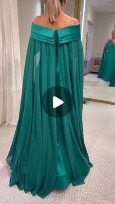 BRUNA SPRICIGO Ateliê on Instagram: "Que emocionante vestir novamente a mãe do noivo, especialmente para outro casamento de um de seus filhos. Agradeço imensamente pela confiança em nosso trabalho.   O vestido verde em crepe, com uma capa em seda para proporcionar mais movimento e elegância, é simplesmente perfeito para acompanhá-la até o altar ao lado de seu filho.  Sob medida para @mariletecandido" Mother Of The Bride Suits, Modest Evening Dress, Gowns Dresses Elegant, Gowns Of Elegance, Groom Dress, Mother Of The Bride Dresses, Mother Of The Bride, Green Dress, Evening Gowns