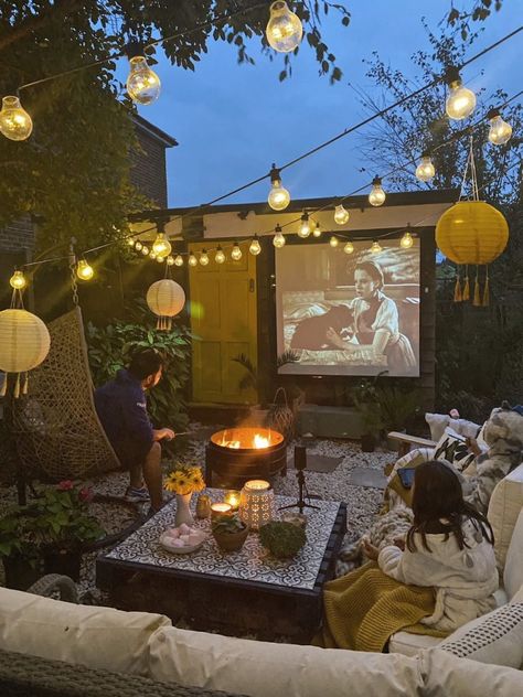 Backyard Movie Theaters, Outdoor Movie Theater, Outdoor Movie Screen, Jade Design, Outdoor Projector, Backyard Movie Nights, Outdoor Cinema, Cozy Backyard, Backyard Movie