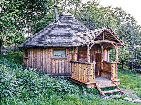 Jesus Sierra's Wooden Yurt in the English Woods | The Shelter Blog Wood Yurt, Small Wooden Cottage, Wooden Yurts, Eco Friendly House Design, Nature Cottagecore, Yurt Home, Yurt Living, Wooden Hut, Natural Homes