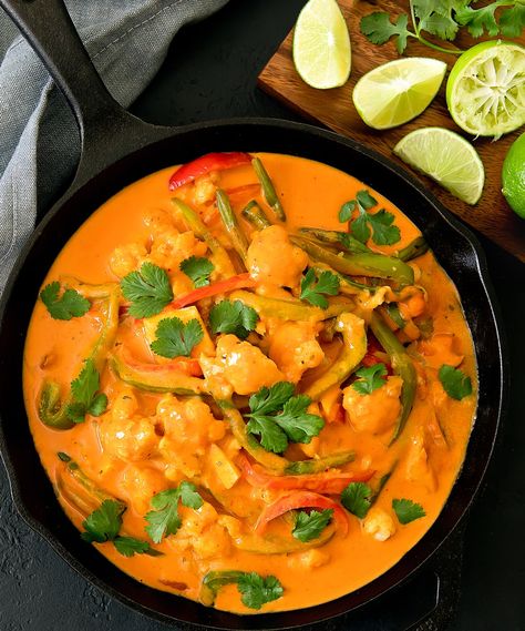 Califlower Curry, Keto Peppers, Red Curry Cauliflower, Vegetarian Red Curry, Recipe With Cauliflower, Thai Red Curry Recipe, Curry Cauliflower, Red Curry Recipe, Hearty Recipes