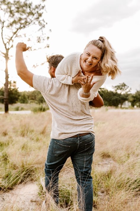 Over The Shoulder Engagement Photo, Engagement Photo Sessions, Couple Photoshoot Poses Engagement, Cute Engagement Pictures Ideas, Engagement Photo Session Poses, Active Engagement Photos, Fun Fall Engagement Photos, Engagement Photo Poses Height Difference, Simple Engagement Picture Ideas