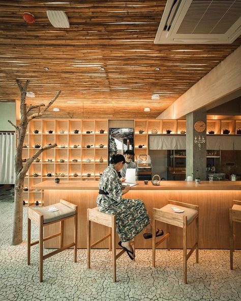 Japandi Bar Counter, Zen Coffee Shop, Japanese Cafe Design, Japanese Cafe Interior, Coffee Shop Japan, Zen Cafe, Interior Design Japanese, Japanese Coffee Shop, Tea House Design