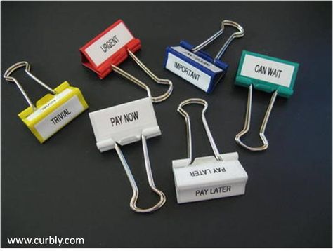 DIY Importance Task Clips [Tutorial] : binder clips + label maker or extra-fine point paint pen... so simple! Desk Organisation Student, Organizer Furniture, Paper Clutter Organization, Ocd Organization, Student Binders, Work Cubicle, Office Organization At Work, Desk Organization Diy, Drawer Wood