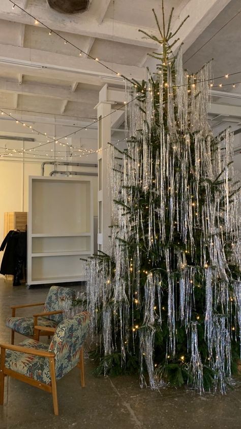 Modern Tinsel Christmas Tree, New Year Decorations 2023 Trends, Natural Christmas Wreath Ideas, Modern Apartment Christmas Decor, Lux Christmas Tree, 1920s Christmas Tree, Fringe Christmas Tree, Pearls On Christmas Tree, Bohemian Christmas Decor Boho Style