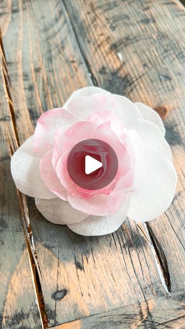 Edible Paper Flowers, Rose Petal Cake, Paper Flowers Roses, Piping Gel, Edible Flowers Cake, Edible Roses, Diy Edible, Wafer Paper Flowers, Making Flowers