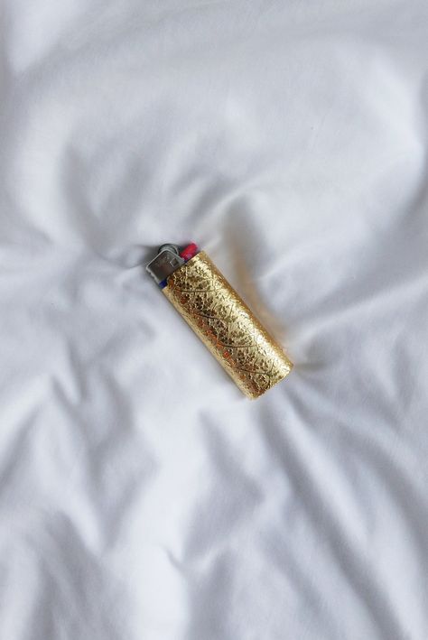 This 24K gold-plated vintage steel lighter case is the perfect conversation starter and way to ensure you never misplace your lighter again. Case fits snugly over regular (BIC) lighters. Pattern is a cool repeated geometric design all the way around. Cool Items To Buy, Lighters Aesthetic, Decorated Lighters, Cute Lighters, Pretty Lighters, Diy Decorate Lighter, Aesthetic Lighter, Novelty Lighters, Brass Aesthetic